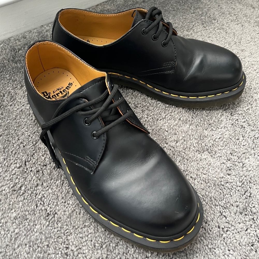 Dr. Martens Classic Oxfords, women’s size 9/men’s size 7